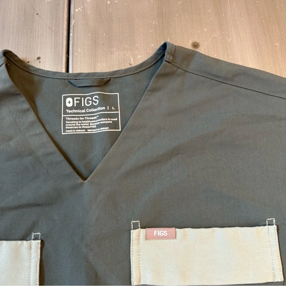 Figs Bello Bonsai Green Cargo Scrub Top women’s size Large - Picture 2 of 4